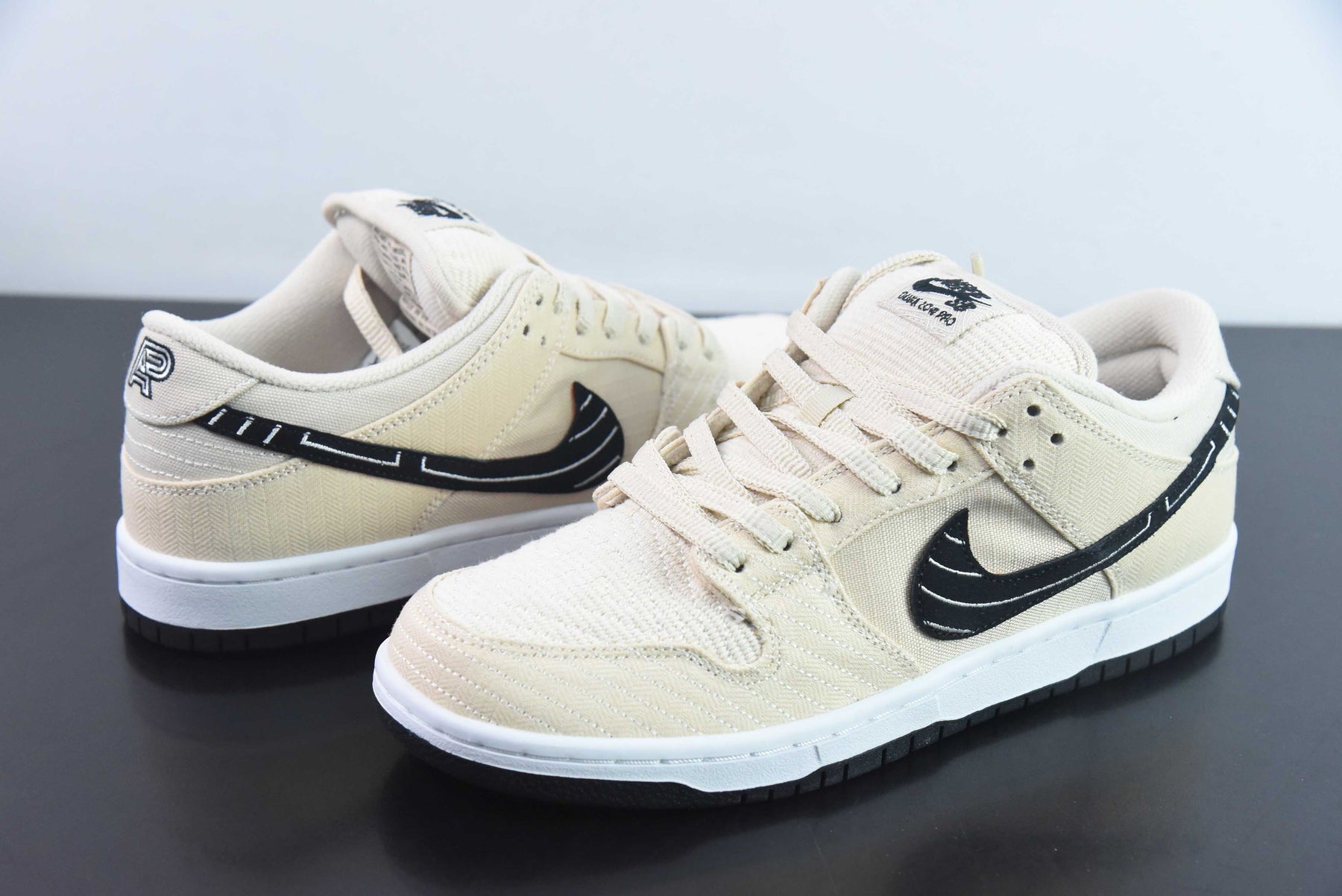 Nike Dunk SB Low "Albino & Preto"