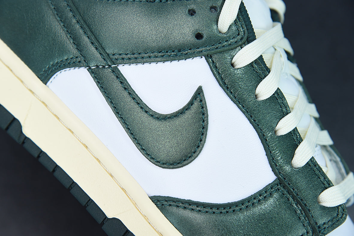 Nike Dunk Low "Vintage Green"